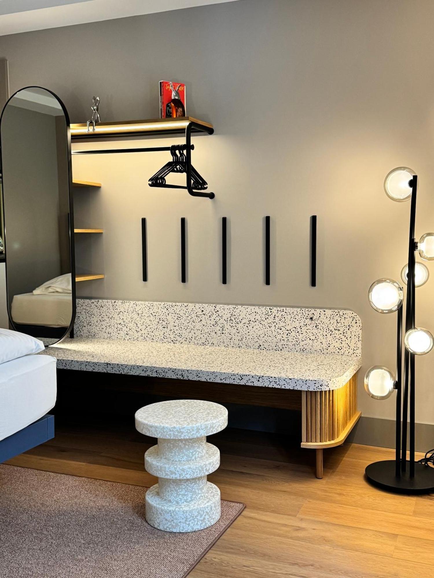 Hotel Hop &